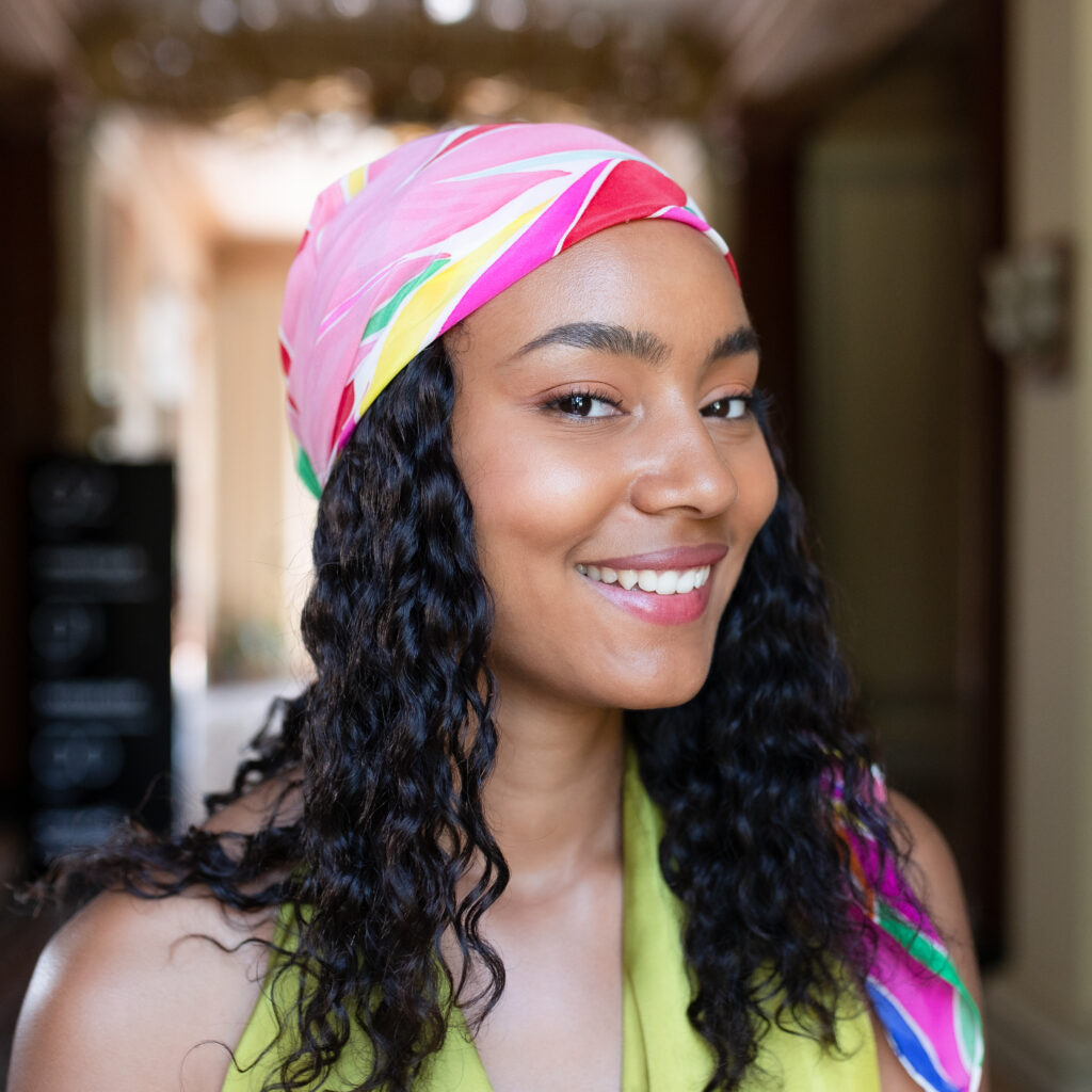 Femme souriante portant une couronne capillaire Mon Bandô