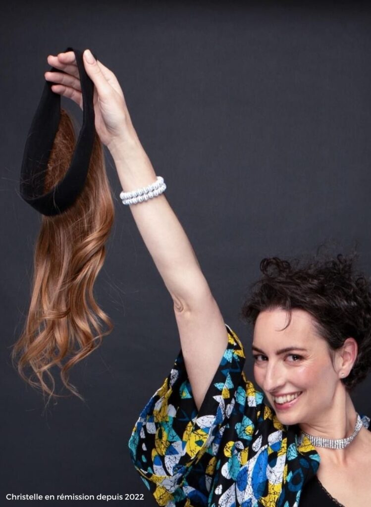 Christelle, en rémission, tenant sa couronne capillaire