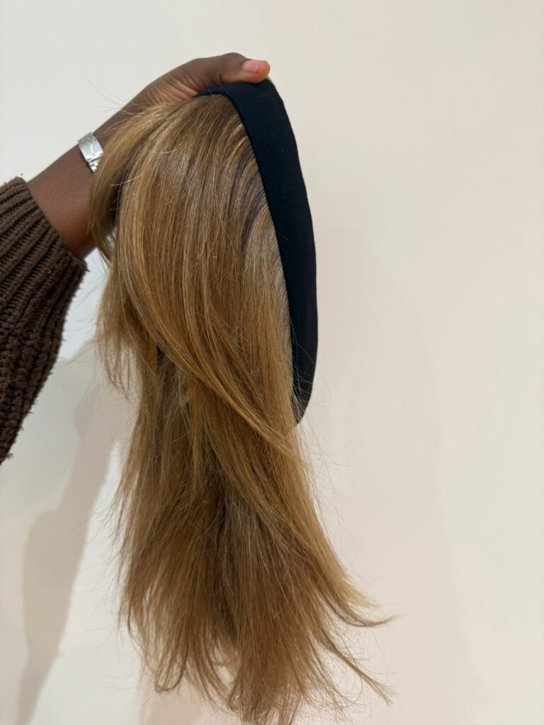 Couronne capillaire Mon Bandô terminée : les cheveux cousus sur un bandeau noir