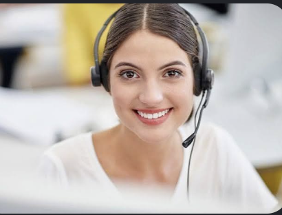 Conseillère Mon Bandô au téléphone, casque sur les oreilles, souriante