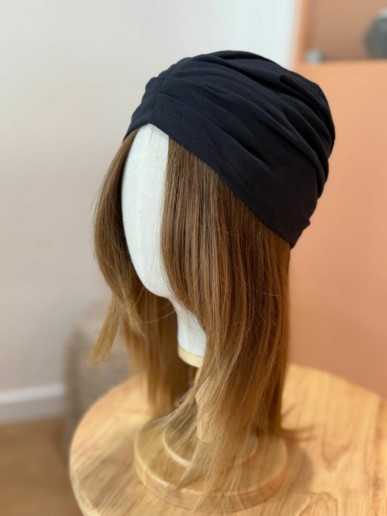 Couronne capillaire portée sous un turban noir