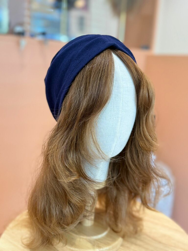 Couronne capillaire portée sous un turban bleu marine