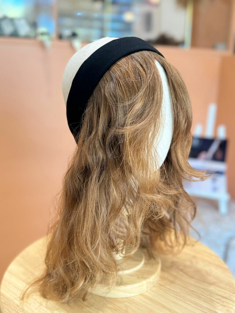Couronne capillaire Mon Bandô en cheveux naturels longs, présentée sur une tête de mannequin