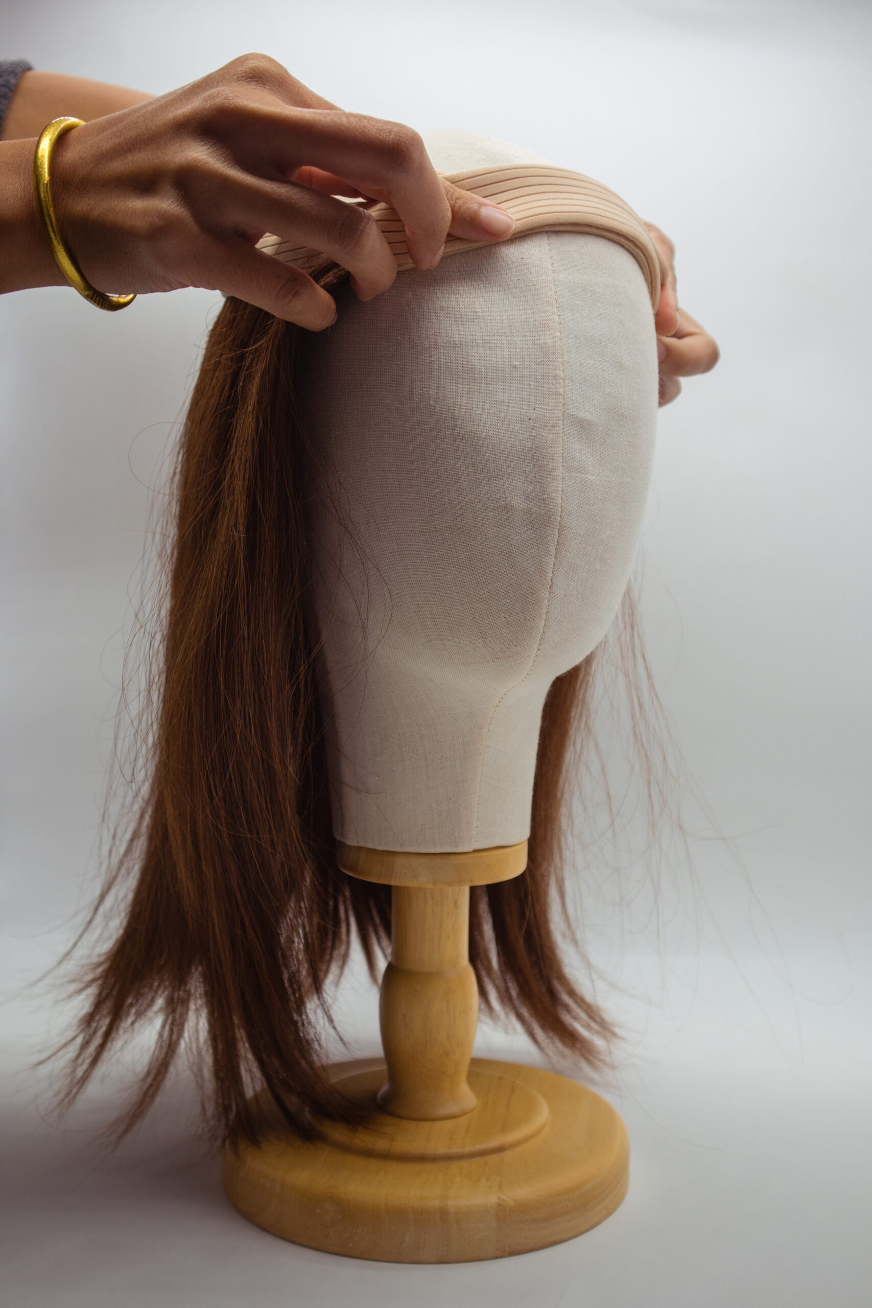 Pose d'une couronne capillaire version nuque sur une tête de mannequin