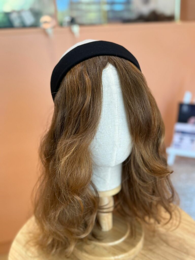 Couronne capillaire Mon Bandô version totale : de vrais cheveux cousus sur un bandeau