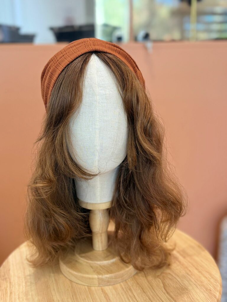 Couronne capillaire portée sous un turban orange